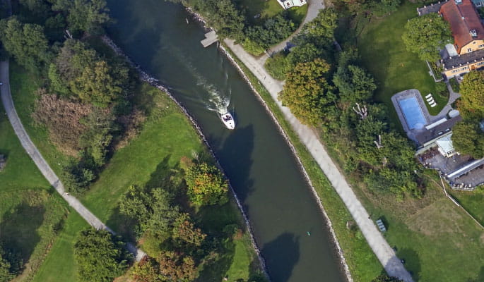 bird's eye view of a boat travelling along a river